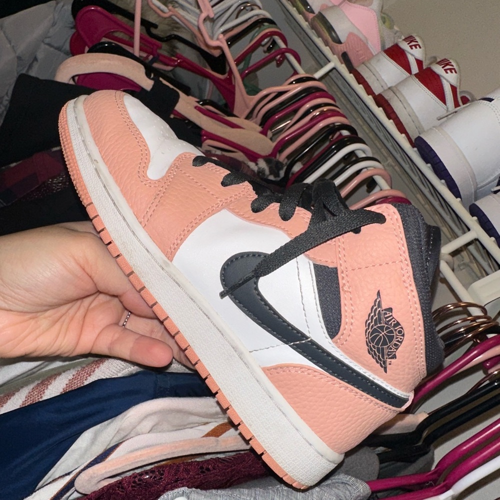 Jordan 1 mid Pink Quartz
Size 4y